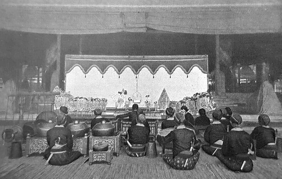 Pentas wayang di Pendhopo Ageng Puro Mangkunegaran.  (1878 - 1955) sekitar th 1920.
