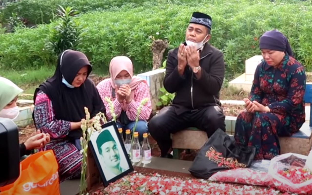 Haji Faisal berdoa dengan khusuk diatas makam anak dan menantunya.