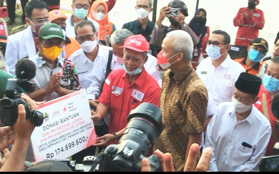 Ketua PMI Jawa Tengah menyerahkan bantuan kepada Bupati Tegal