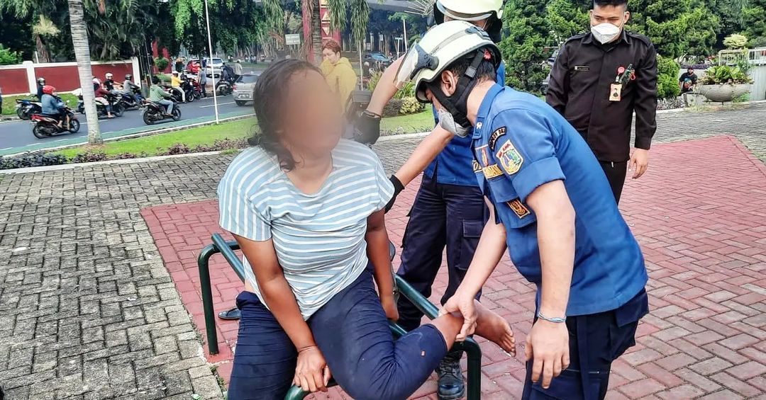Pemadam Kebakaran DKI Jakarta selamatkan kaki ODGJ yang terjepit di kursi taman.