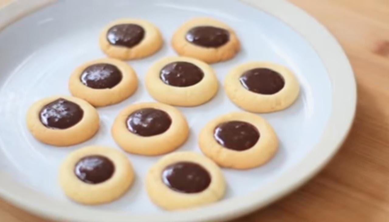 Resep Kue Kering Cokelat (Thumbprint Cookies) ala Chef Devina Hermawan Cocok untuk Sajian Idul