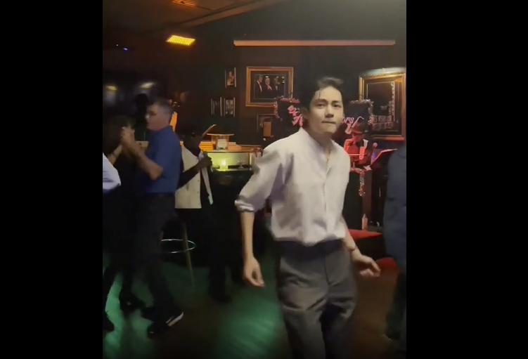 V BTS mengunggah video saat dirinya tengah berdansa di sebuah Bar Jazz di Las Vegas, Amerika. 