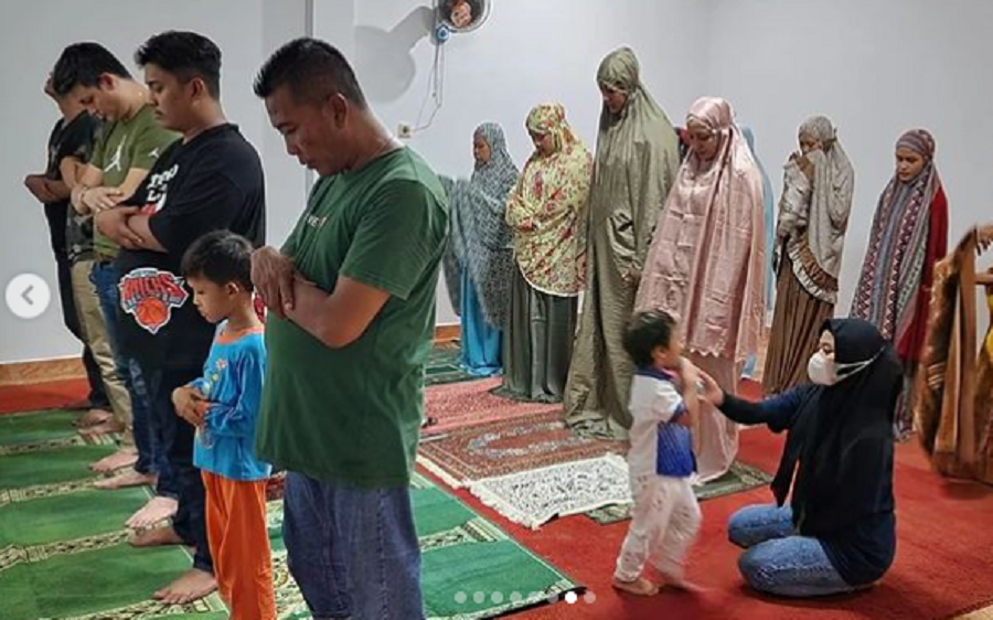 Baim Wong sholat tarawih bersama keluarga besar di Purwakarta