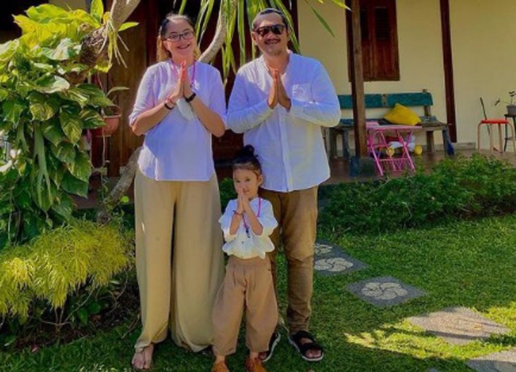 Laksmita Wirasmoro Bersama Suami dan Anak