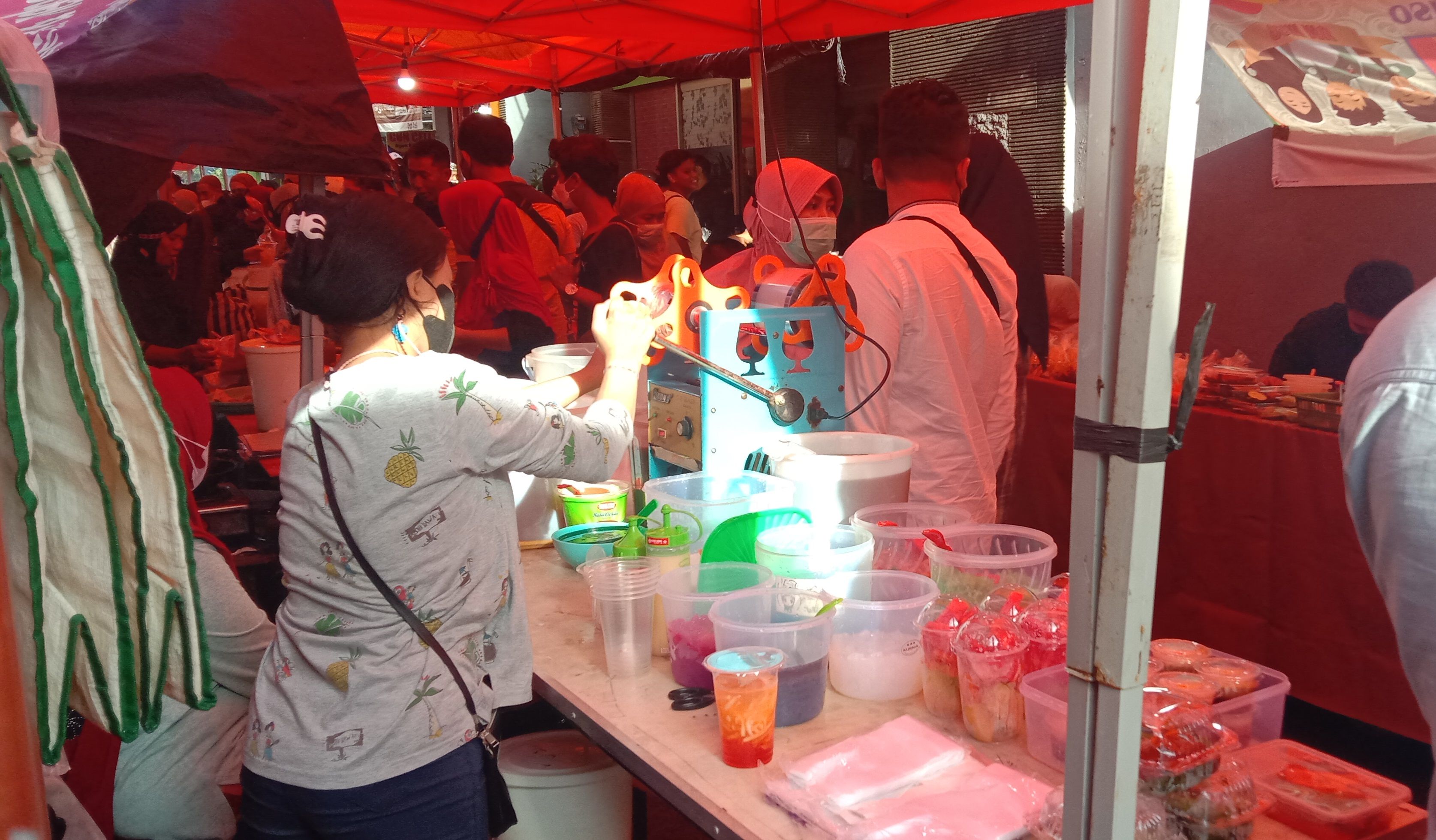 Berikut merupakan pasar takjil di dusun Wanasari kembali dibuka pasca pandemi, ratusan warga antusias.
