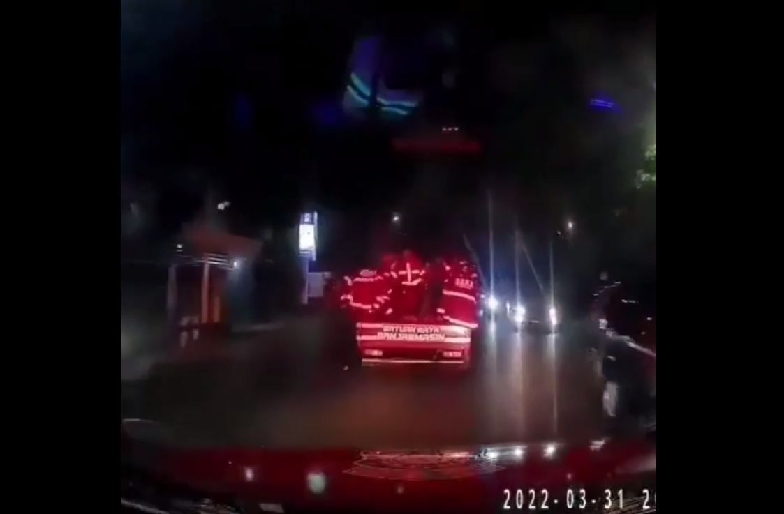 Detik-detik mobil pemadam kebakaran menabrak 2 motor terekam dash cam.