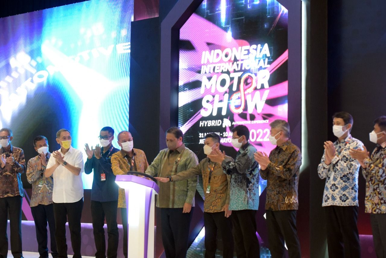 Menteri Koordinator Bidang Perekonomian Airlangga Hartarto resmi membuka pameran otomotif Jakarta International Motor Show (IIMS) Hybrid 2022 yang digelar di JIEXPO Kemayoran, Jakarta.
