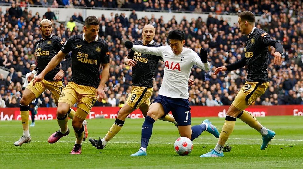 Penyerang Tottenham Spurs, Son Heung-Min dibayang-bayangin sejumlah pemain Newcastle saat ingin menjebol gawang Newcastle dalam laga dalam pertadingan Liga Inggris di Tottenham Hotspur Stadium yang berakhir Senin dini hari WIB.