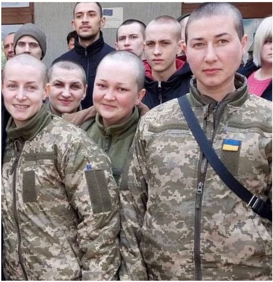 Foto menggambarkan tentara wanita yang kembali ke Ukraina dalam pertukaran tahanan. Kepala mereka telah dicukur oleh pasukan militer Rusia karena dipermalukan oleh para penculik yang berusaha melucuti martabat mereka./