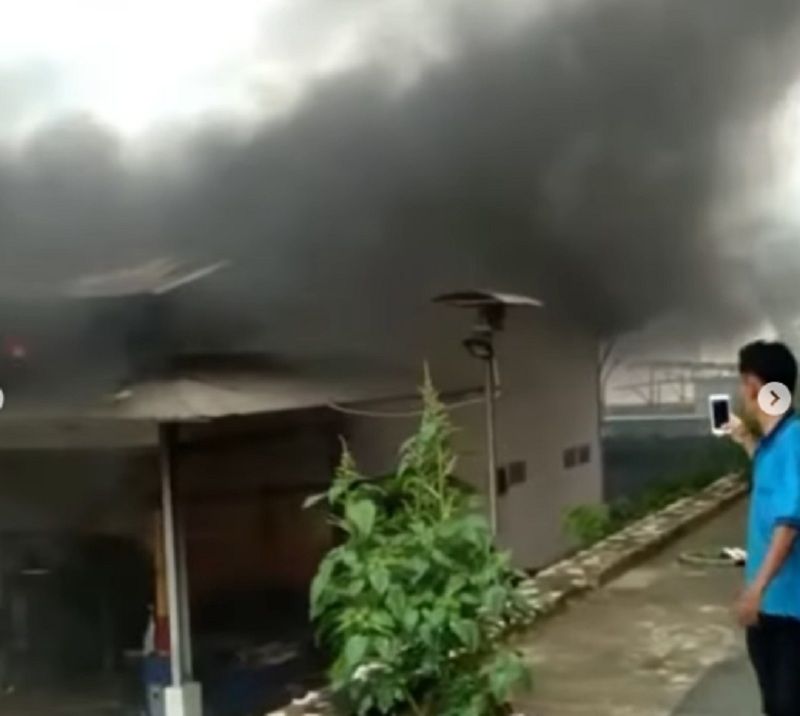 Kebakaran pabrik di Karawang