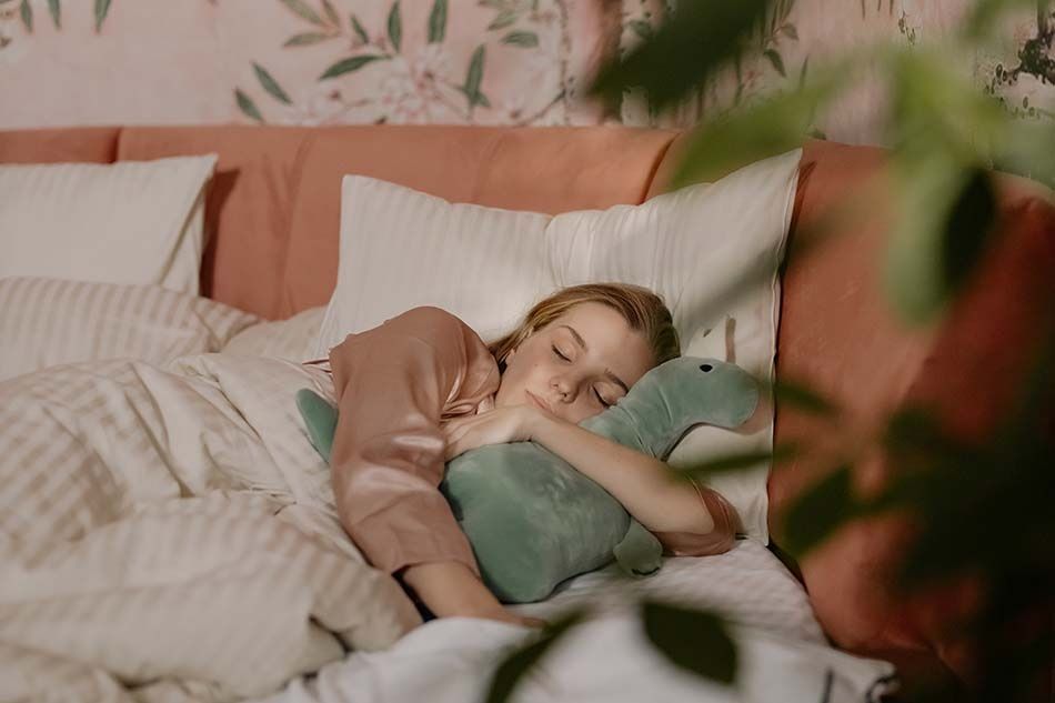 Tidur yang cukup membuat tubuh menjadi bugar.*  