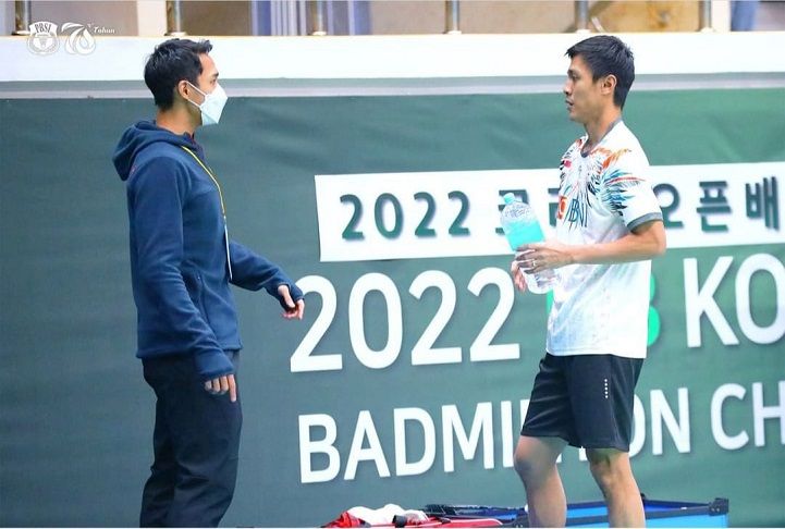 Jonatan Christie (kiri) saat memberikan support layaknya pelatih kepada rekannya yang tengah bertanding Shesar Hiren Rhustavito pada ajang Korea Open 2022.