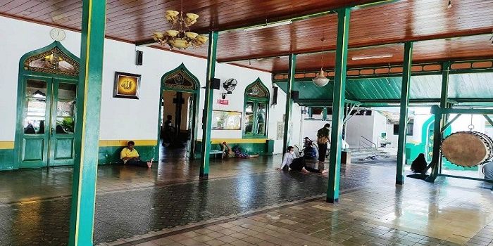 Sejumlah jemaah tampak melakukan berbagai aktivitas di serambi Masjid Al Wustho. (Foto: Dok. Istimewa/Ghozi Arief)