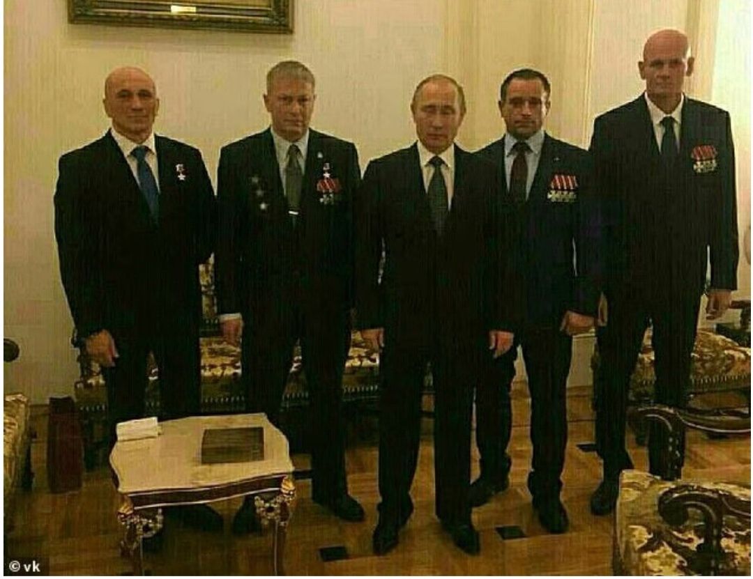 Vladimir Putin berpose dengan empat tersangka perwira Wagner di sebuah acara di Kremlin - yang menyangkal keterlibatan dengan kelompok tentara bayaran Rusia./ 