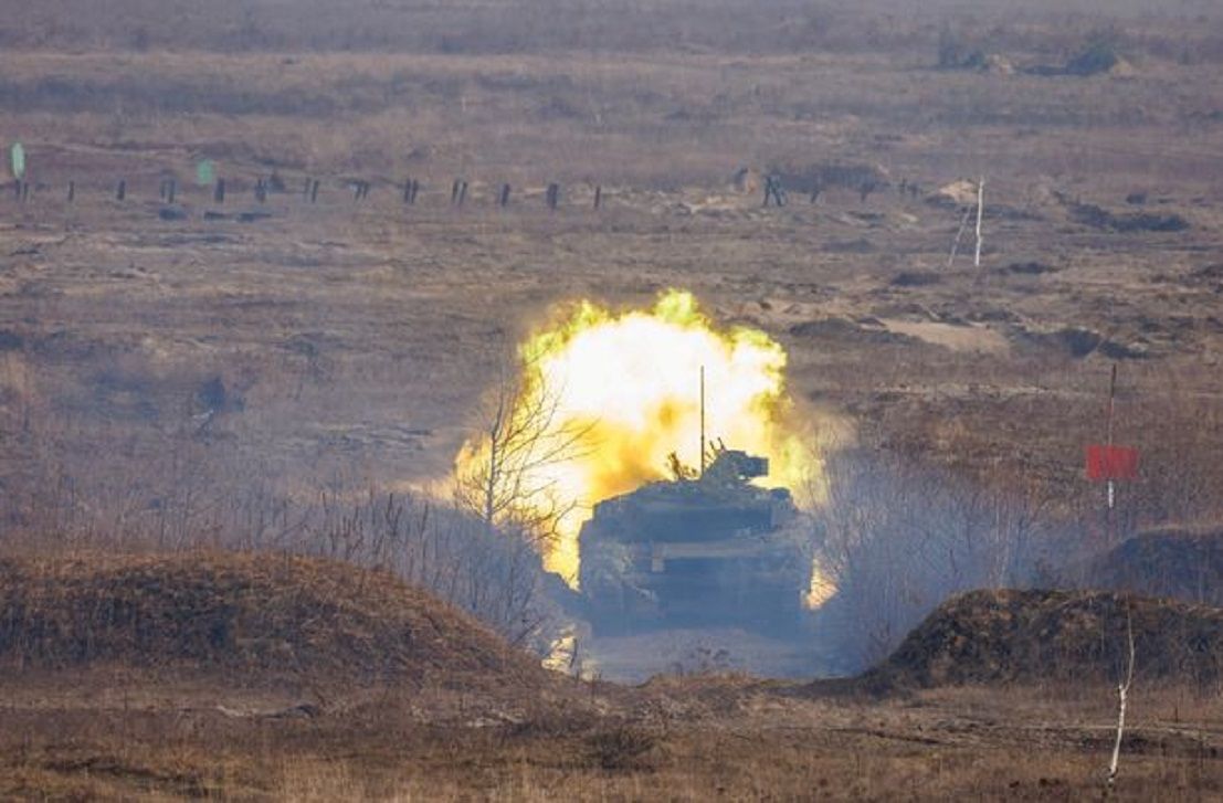 Tank T-64 terlihat menembak selama latihan militer untuk tentara Ukraina./