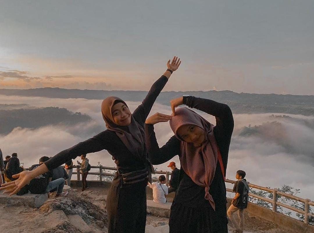 Pose Tisya Amallya dan Dita Azizah di Mangunan, Yogyakarta 