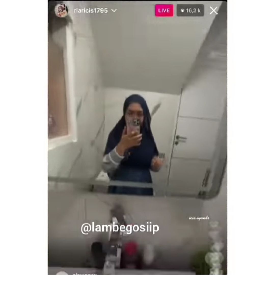 Ria Ricis live Instagram sambil buang air kecil/ Instagram @lambegosiip