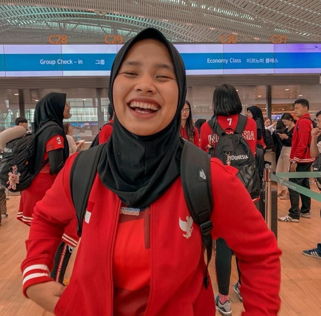 Tisya Amallya Gunakan Jaket Timnas Indonesia Berwarna Merah