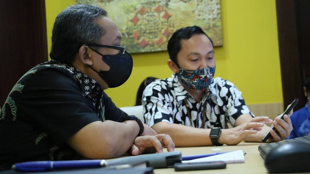 Plt Wali Kota Bandung Yana Mulyana mendengarkan pemaparan pihak Pertamina terkait stok BBM Pertalite dan Solar, Jumat 8 April 2022.