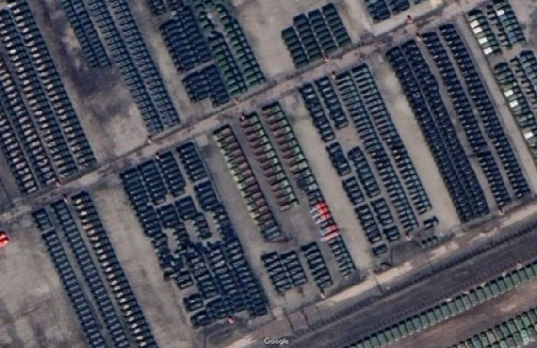 Pengguna Reddit telah melihat pangkalan yang penuh dengan tank satu jam dari perbatasan Ukraina./ 