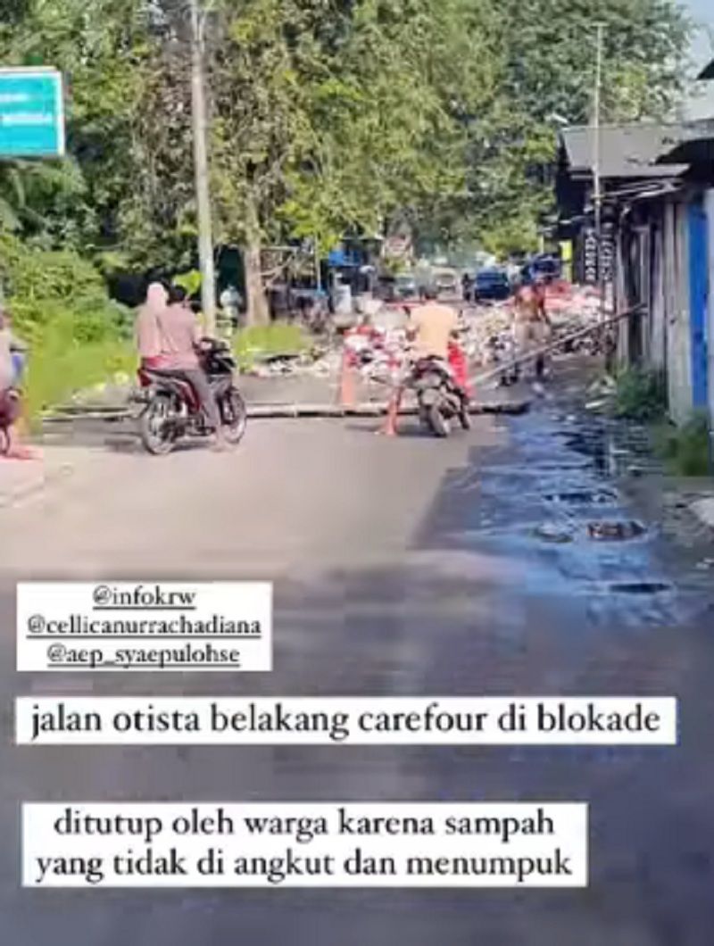 Viral di Medsos, Warga Karawang Blokir Jalan Gegara Sampah Menumpuk di TPS hingga Tumpah ke Jalan Raya
