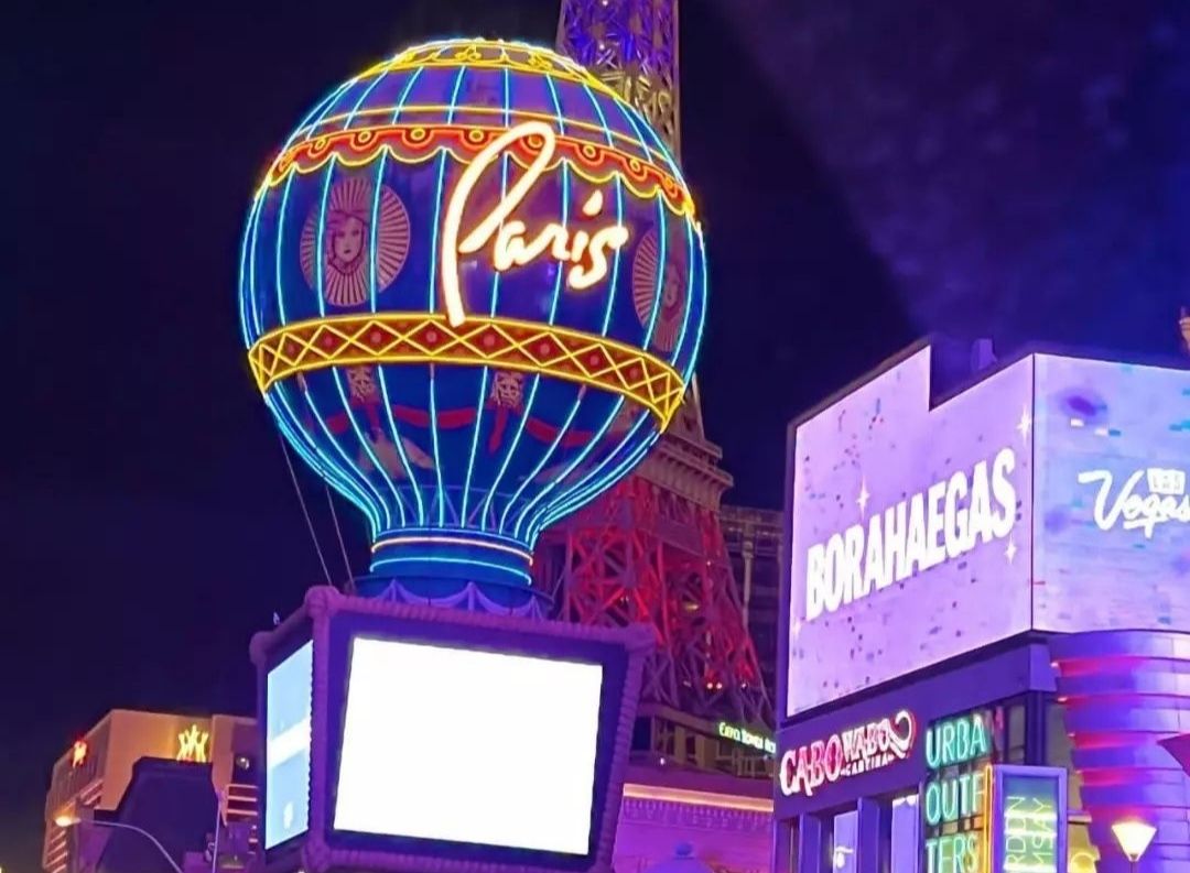 Potret sudut kota Las Vegas yang berubah menjadi ungu