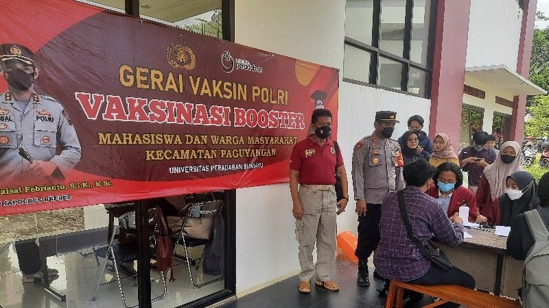 Kapolsek Paguyangan Iptu Kasam didampingi Kasi Intel meninjau pelaksanaan vaksinasi di Universitas Peradaban Paguyangan, Brebes. 