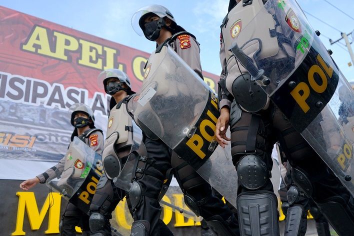 Ilustrasi polisi mengamankan demonstrasi mahasiswa.