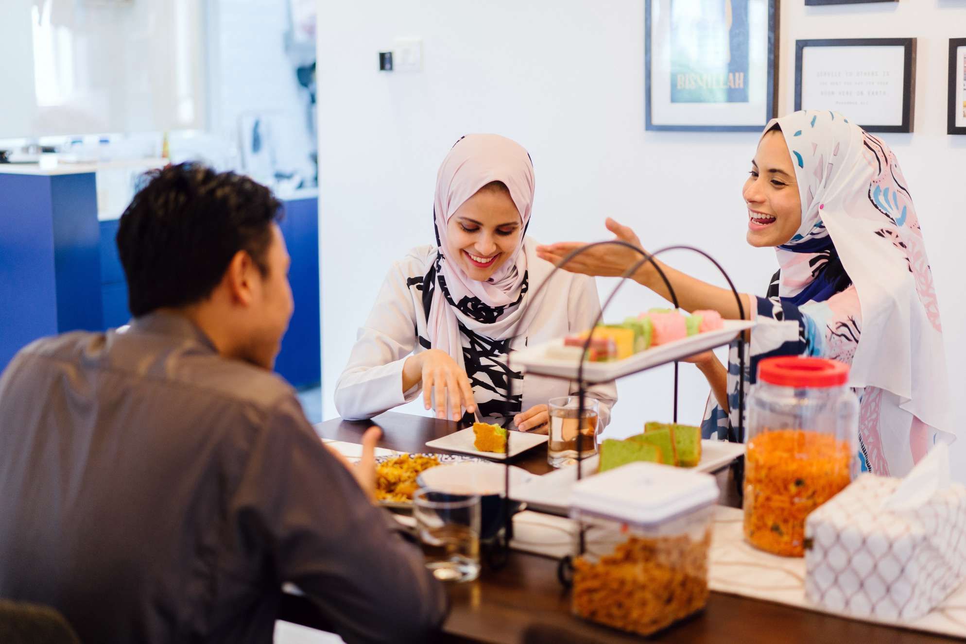 5 Jenis Dosa yang Membuat Pahala Puasa Sia-sia, Memandang Lawan Jenis