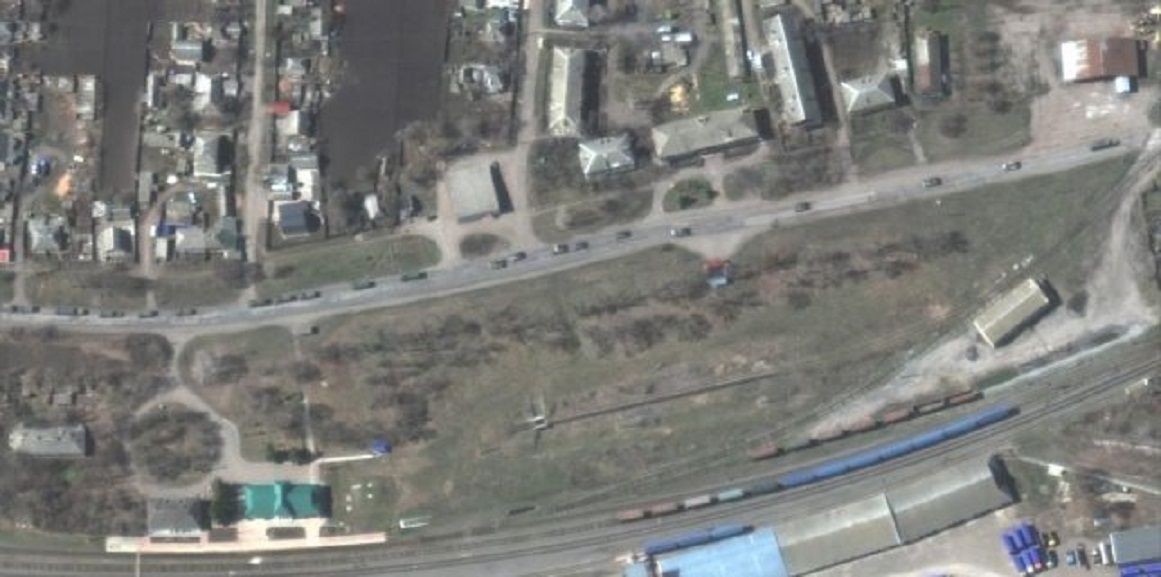 Gambar satelit selebaran yang disediakan oleh Maxar Technologies menunjukkan konvoi kendaraan militer lapis baja dan truk  bergerak ke selatan melalui kota Velykyi Burluk di Ukraina.  