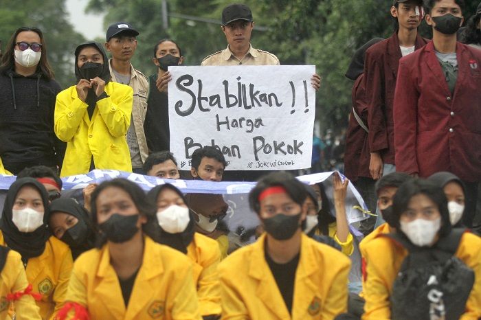 RATUSAN mahasiswa dari berbagai perguruan tinggi di Bandung menggelar aksi unjukrasa di depan Gedung Sate, Jln. Diponegoro, Kota Bandung, Senin, 11 April 2022./Darma Legi/Galamedia