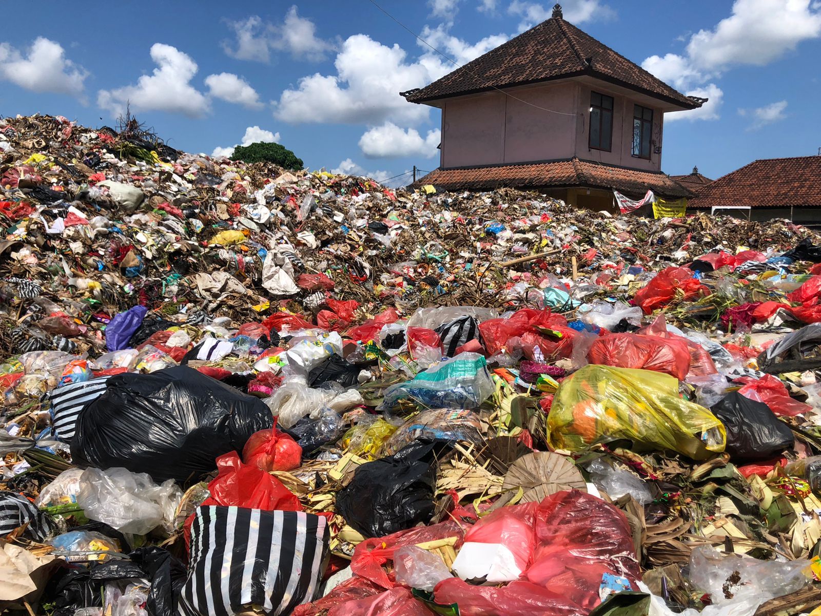 Sampah menggunung di TPS eks Pasar Loak Gunung Agung Denpasar