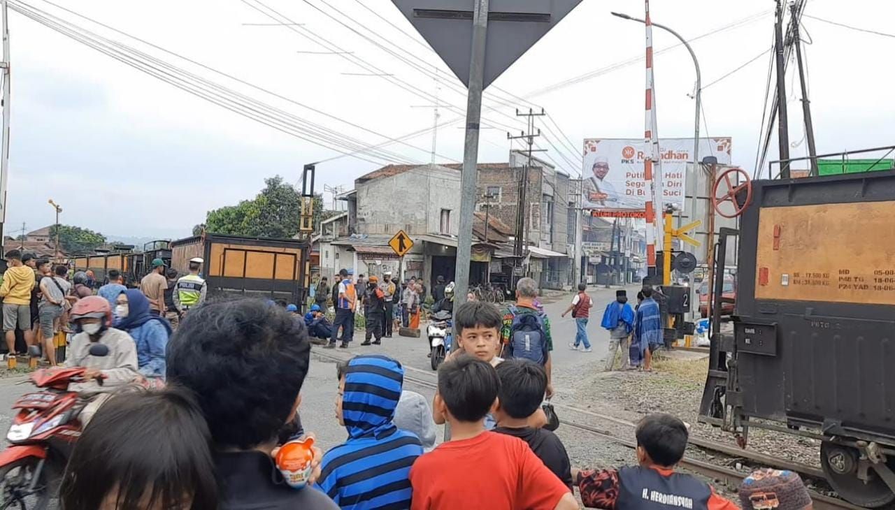 Arus lalu lintas dari arah Bandung menuju Garut maupun sebaliknya sempat macet akibat adanya gerbong kereta api yang anjlok di perlintasan Kadungora dan menutup jalan, Senin 11 April 2022 sore.