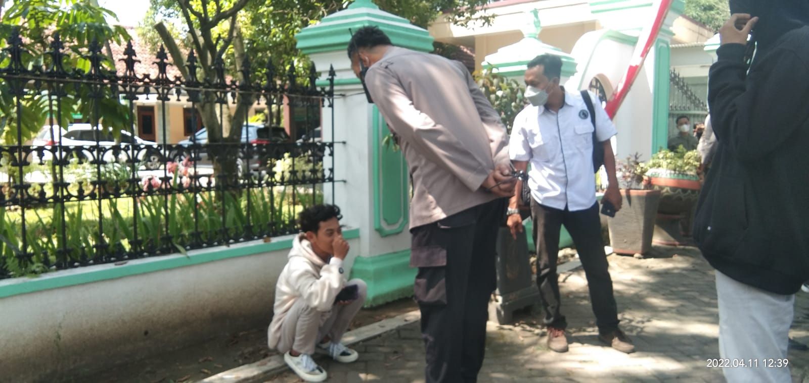 Kapolsek Kota Purwodadi, AKP Saptono WIdyo Hariyanto menegur mahasiswa yang kedapatan merokok saat aksi damai mahasiswa Grobogan di bulan puasa.