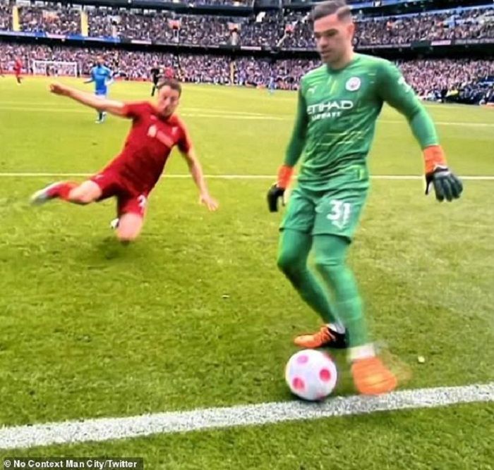 Ditahan Imbang Liverpool, Aksi Kiper Manchester City Ederson Picu Reaksi:  The Maddest Footballer..//Olah foto Twitter DailyMail