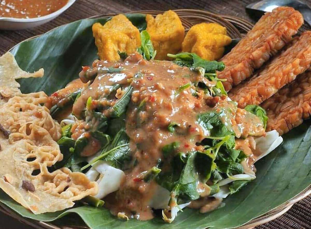 Ilustrasi kuliner pecel yang terkenal di Kabupaten Tuban, Jawa Timur.*