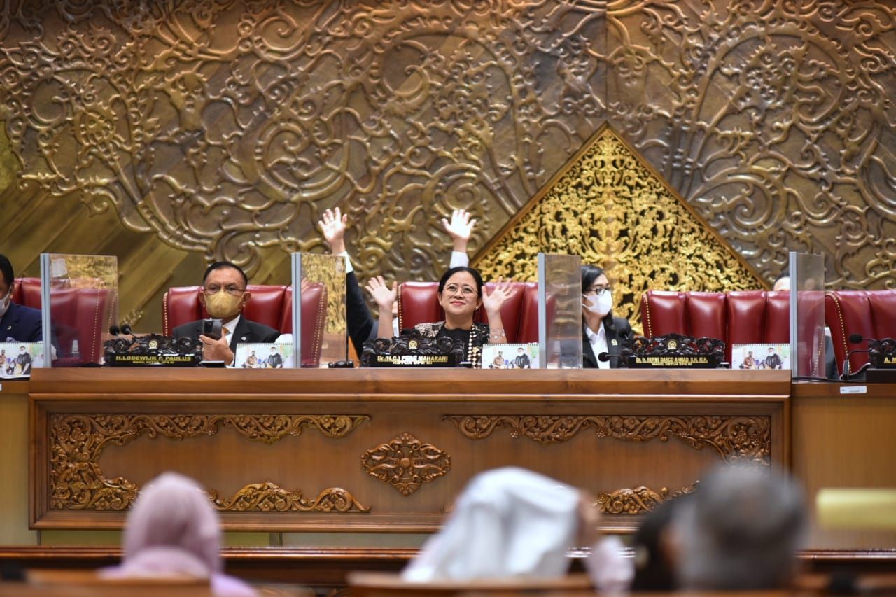 Ketua DPR RI Puan Maharani melambaikan tangan menyapa sejumlah elemen perempuan yang hadir dalam pengesahan UU TPKS./