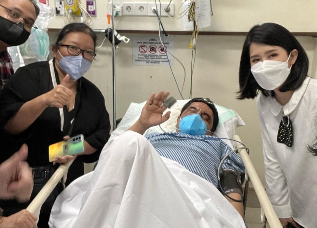 Ade Armando dalam perawatan di rumah sakit setelah insiden pengeroyokan saat demo mahasiswa di depan DPR 11 April 2022