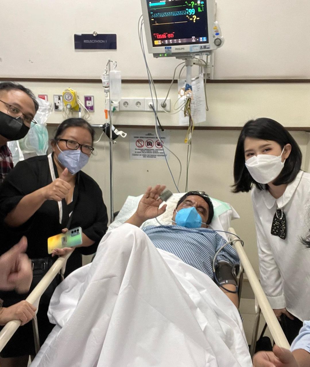Wakil Ketua Partai Solidaritas Indonesia (PSI), Grace Natalie saat menjenguk Ade Armando di Rumah Sakit
