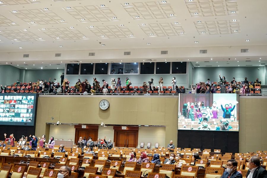 Usai UU TPKS disahkan, tepuk tangan dan sorak sorai membahana dalam ruang rapat paripurna DPR, di Jakarta, Selasa, 12 April 2022