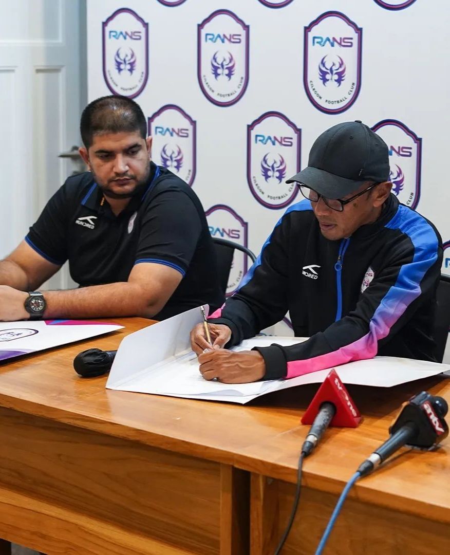 Pelatih Rahmad Darmawan saat menandatangani kontrak dengan Rans Cilegon FC berdurasi satu musim