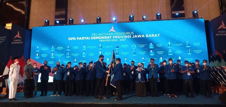 AHY melantik Ketua DPD Partai Demokrat Jabar, Anton Sukartono, Selasa 12 April 2022.*