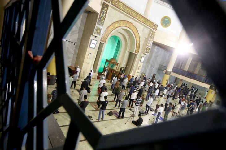 Mengerjakan sholat berjamaah di masjid merupakan kewajiban setiap Muslim dalam menegakan salah satu lima pilar Islam.