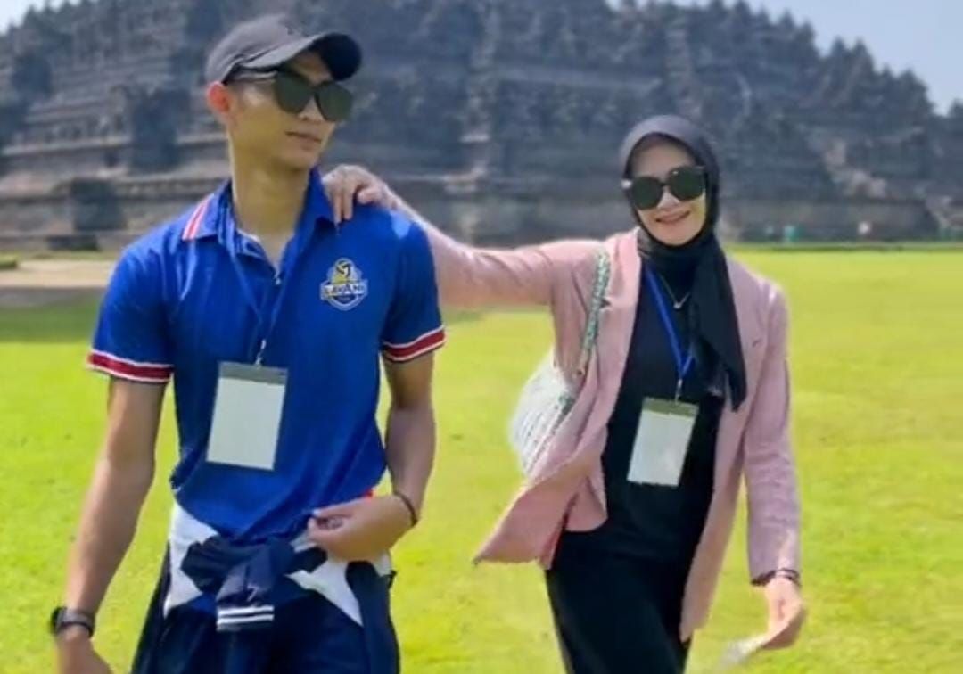 Doni Haryono dan Wilda Nurfadhilah saat Liburan ke Borobudur