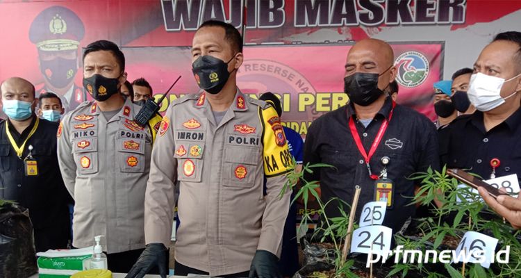 Kapolres Cimahi AKBP Imron Ermawan dalam rilis kasus dua kakak beradik budidaya ganja di Lembang, Bandung Barat, Kamis 14 April 2022.