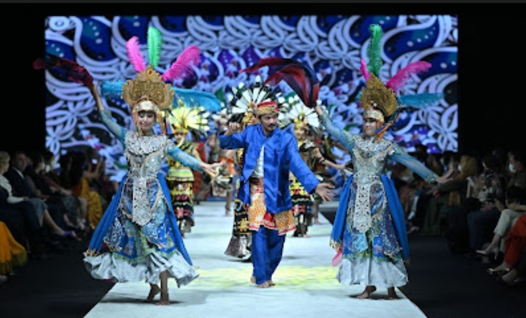 Indonesia Fashion Week 2022 Resmi Dibuka dengan Parade 40 Desainer Indonesia/