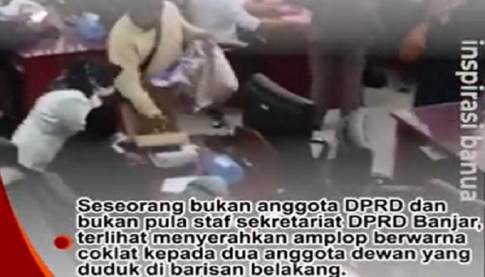 Bagi-bagi amplop pada anggota DPRD Banjar saat sedang sidang paripurna terekam video, oleh orang yang bukan anggota dan staf DPRD