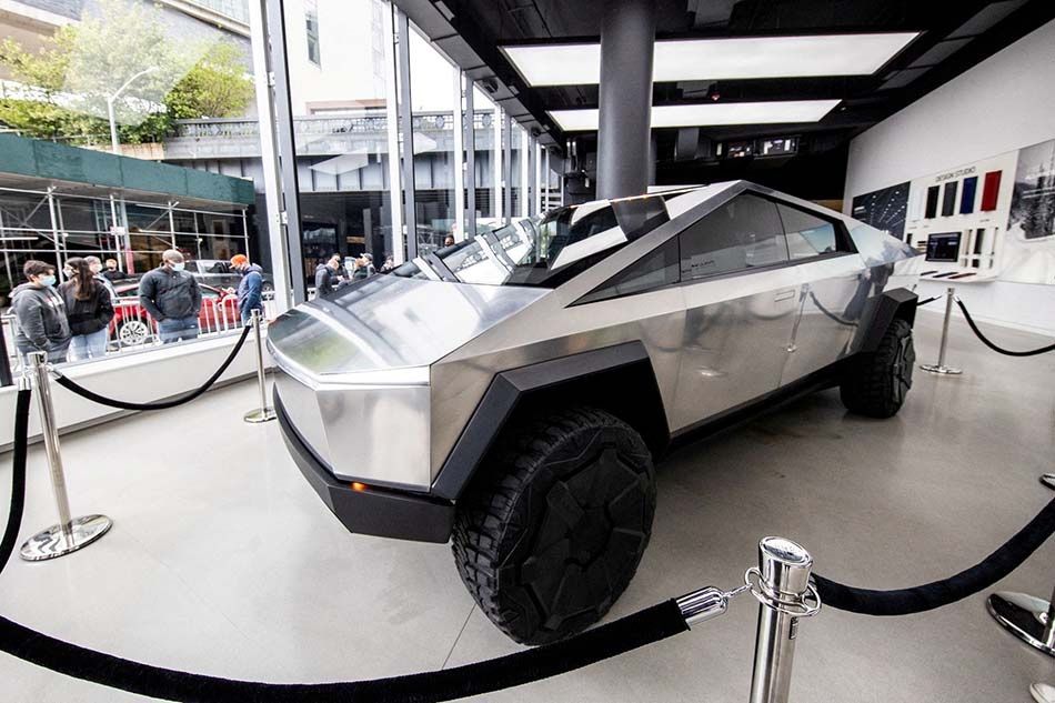 Cybertruck Tesla ditampilkan di Manhattan's Meatpacking District di New York City, AS, 8 Mei 2021.   