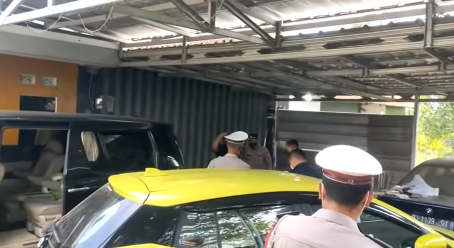 Polisi melakukan olah TKP kasus pembunhan Subang