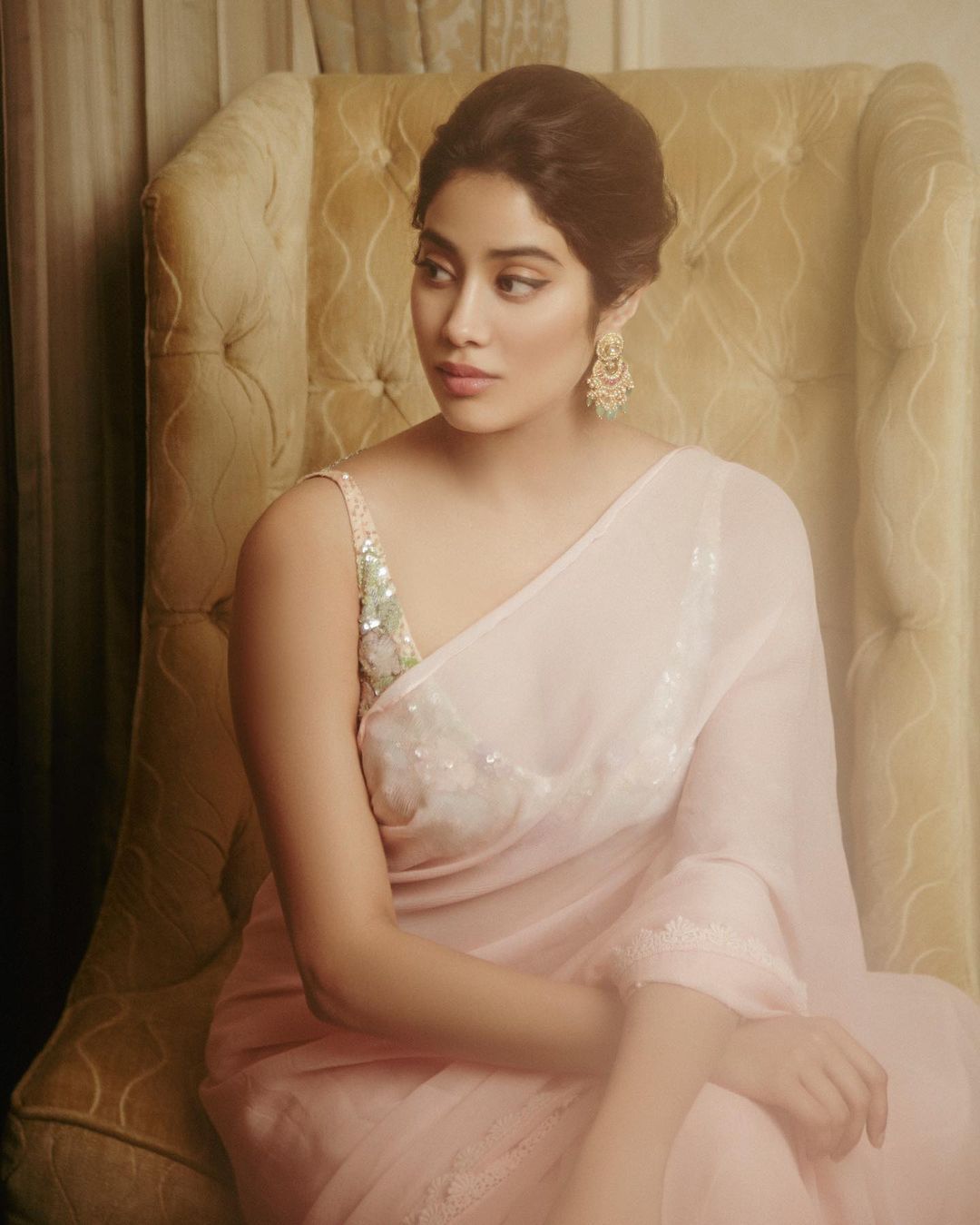Janhvi Kapoor pakai sari cantik.